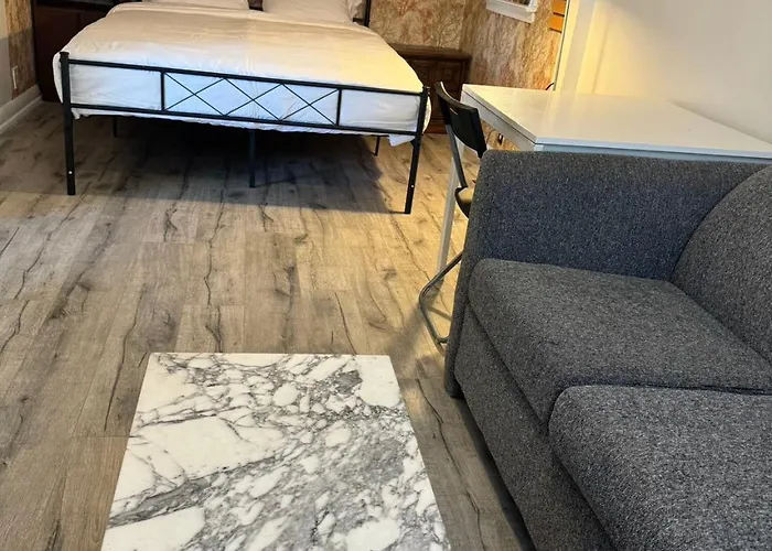 Spacious Urban Retreat Queen Bed & Sofa Bed Near Finch Subway Sleeps 4