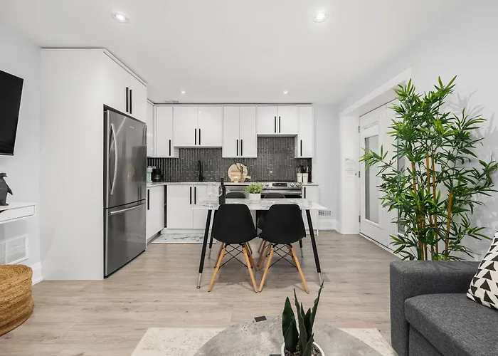 Cozy Renovated Luxurious Guest Suite Located In Toronto