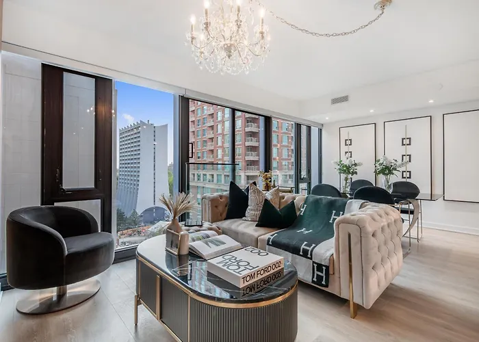 Yorkville Plaza Suites - Pool & Hot Tub