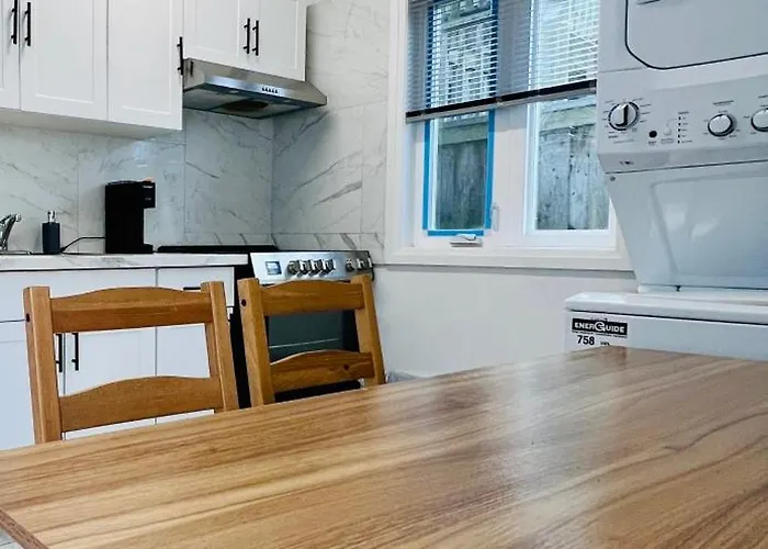 2 Bed 1 Bath House Near Downtown