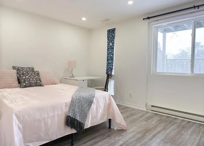 Cozy Room With Private Bath Near Don Mills Subway