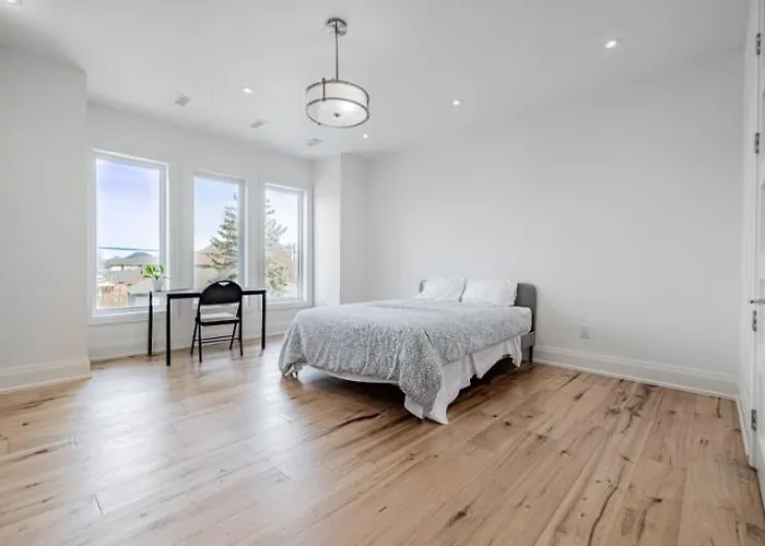 Executive Room In Toronto Next To Yorkdale Shopping Centre
