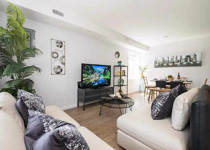 Quickstay - Chic & Central 3-Bedroom In Little Italy