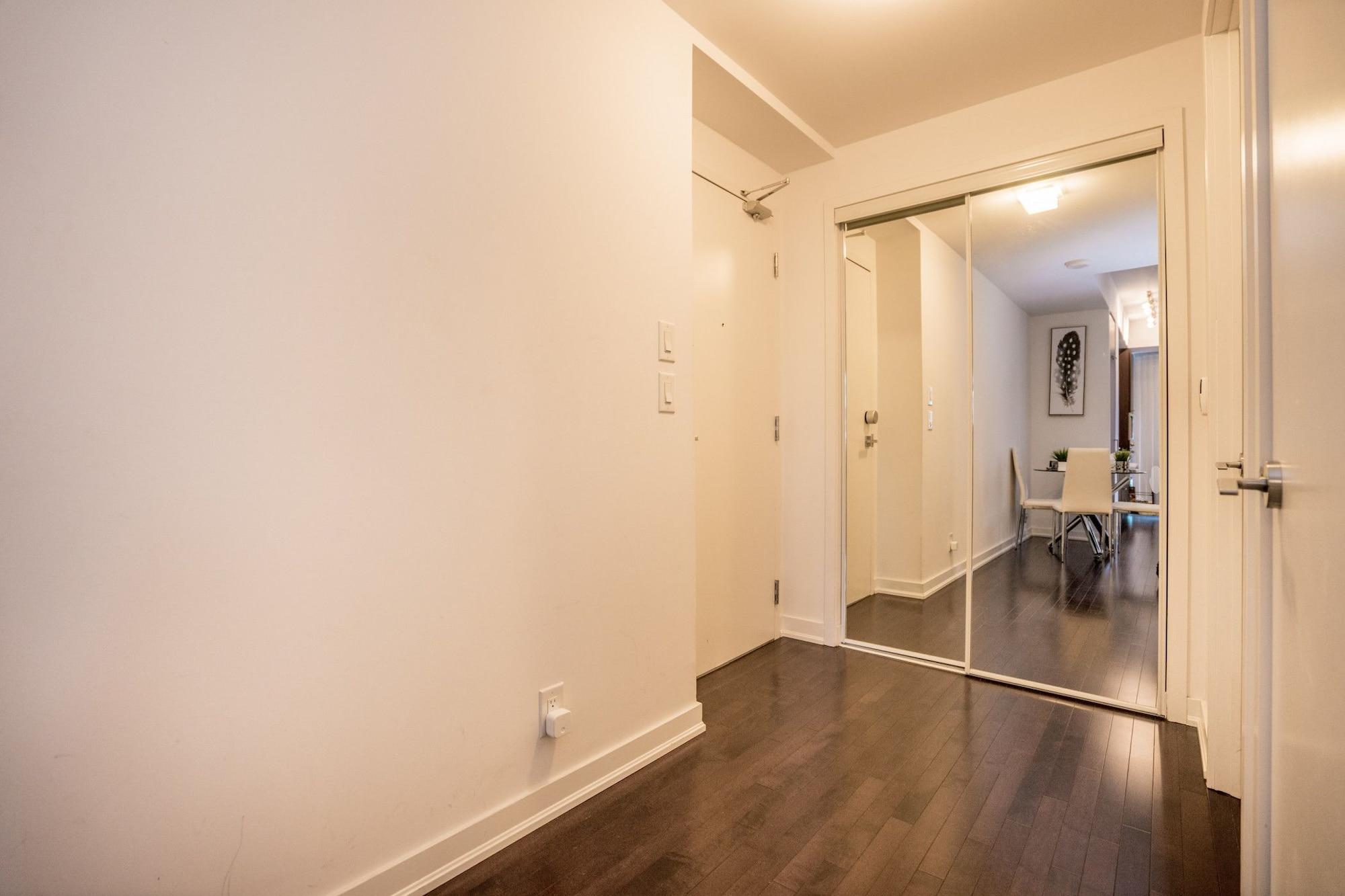 Apartment Aaira At 1 York St Toronto