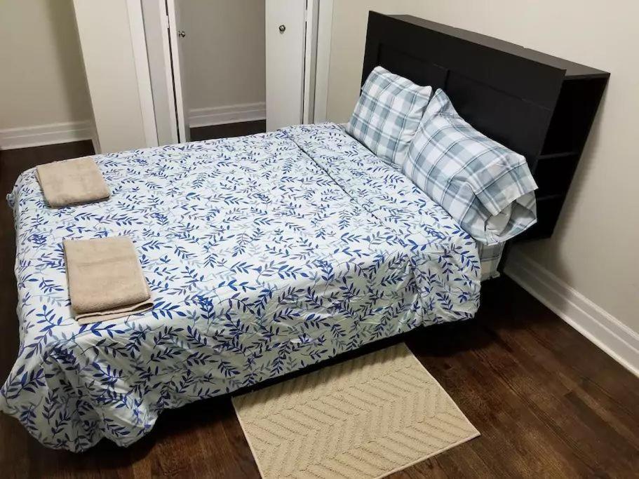 Guest house Private 5 Min Finch West Subway - York