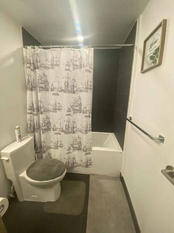 1 Bedroom With Gorgeous View! Guest house Toronto