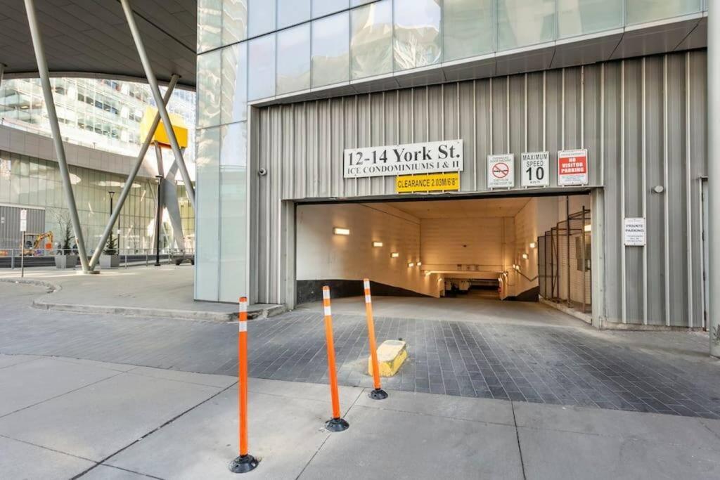 Elegant Waterfront Downtown / Unobstructed Cn Tower View Apartment Toronto