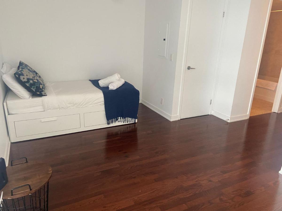 Elegant Waterfront Downtown / Unobstructed Cn Tower View Apartment Toronto