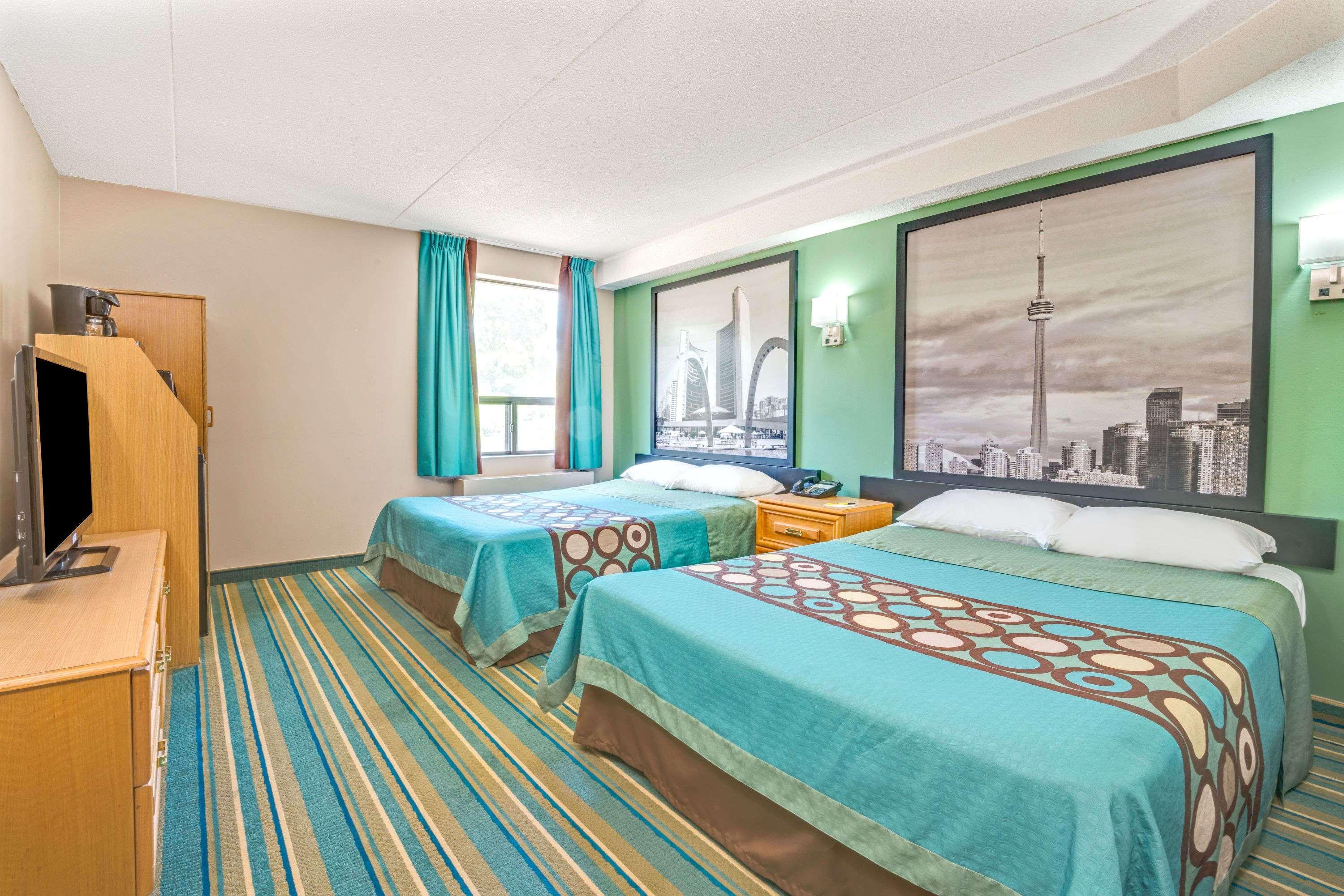 Super 8 By Wyndham East On