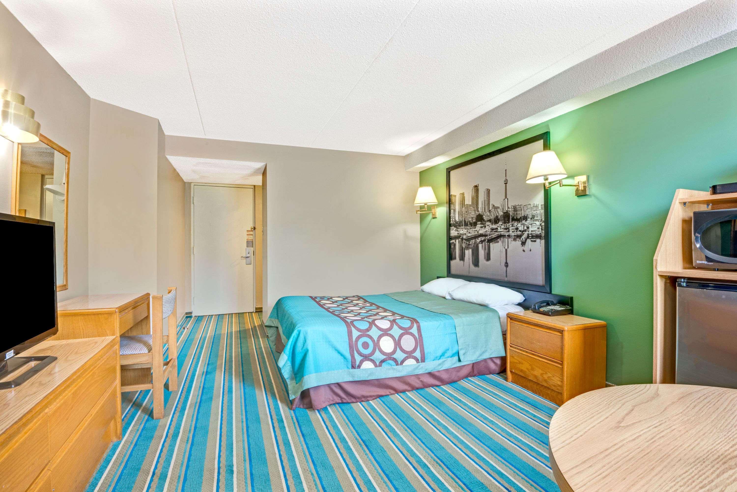 Super 8 By Wyndham East On Hotel Toronto