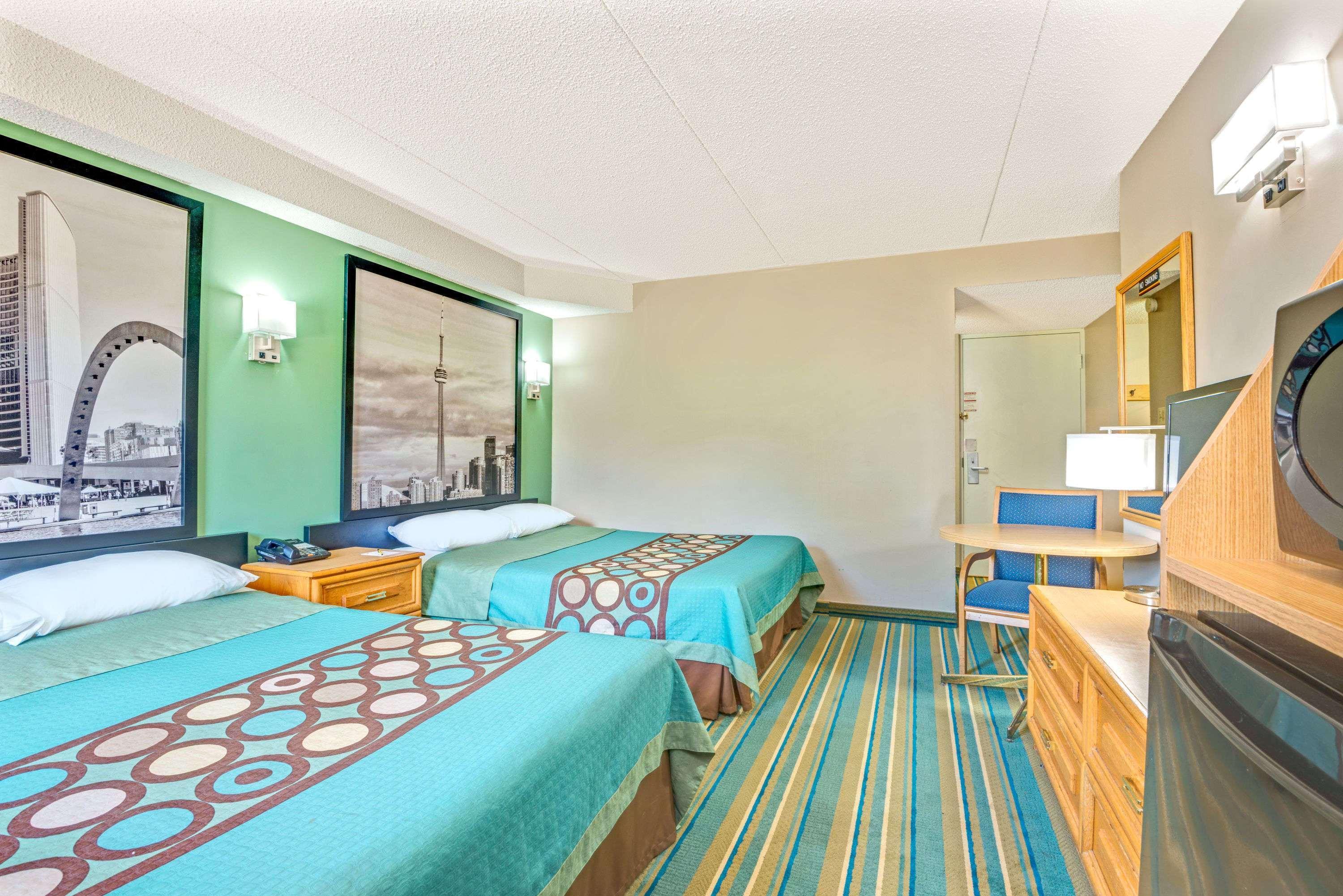 Hotel Super 8 By Wyndham East On 2*