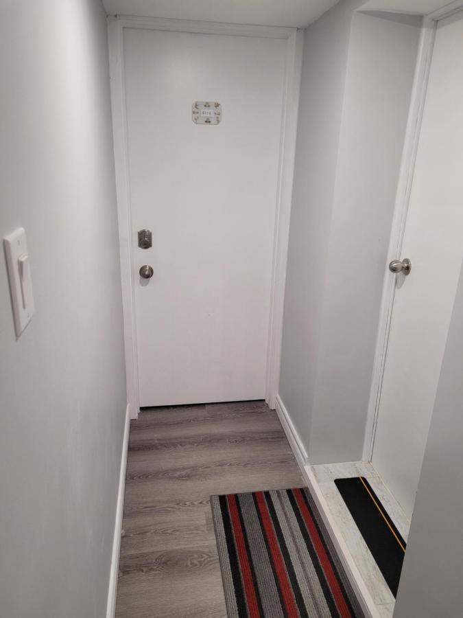 Basement - Master Bedrooms In Bayview Village Guest house Toronto