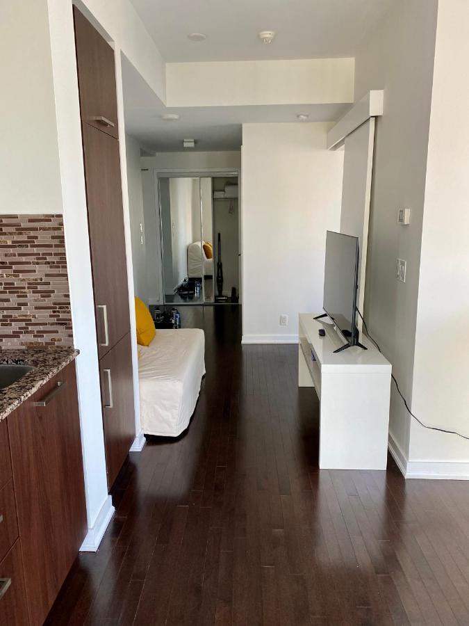 Entire 1 Bedroom + Den Downtown *