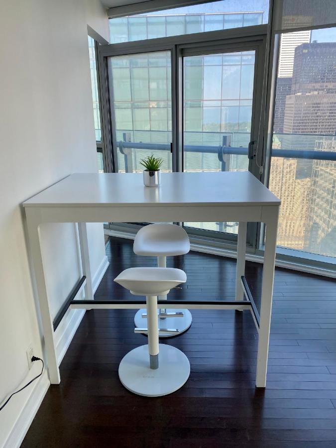 Entire 1 Bedroom + Den Downtown Apartment Toronto
