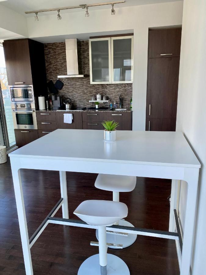Apartment Entire 1 Bedroom + Den Downtown