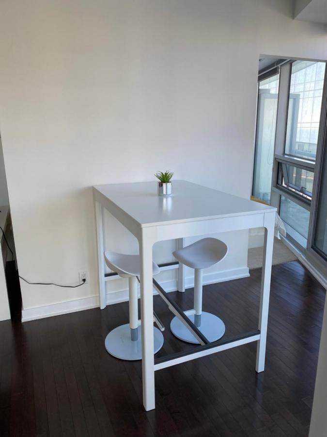 Entire 1 Bedroom + Den Downtown Apartment
