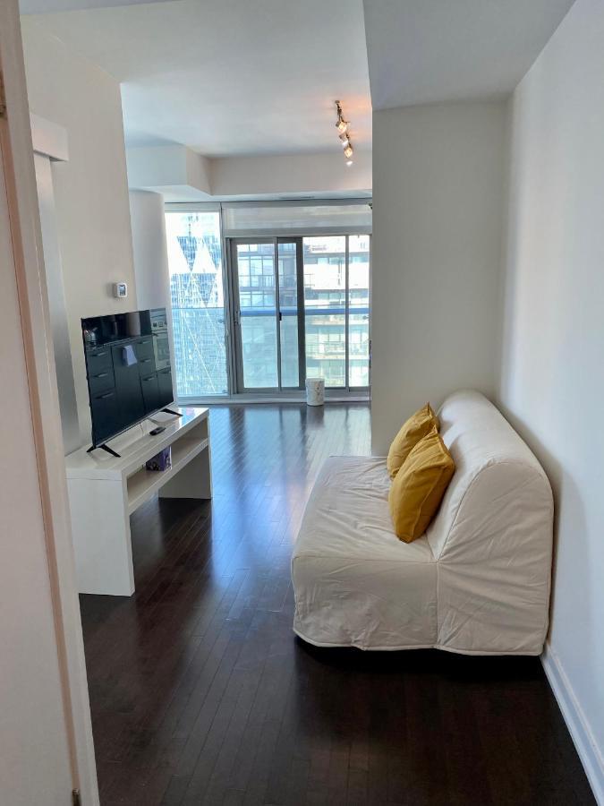 Entire 1 Bedroom + Den Downtown Apartment Toronto