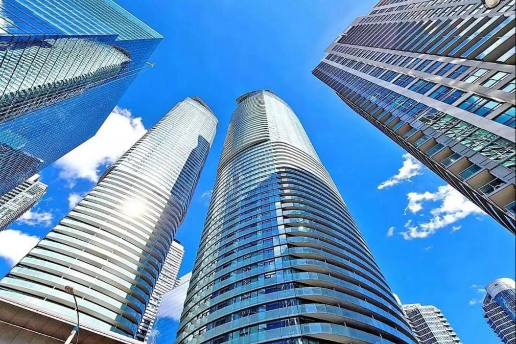 Entire 1 Bedroom + Den Downtown * Toronto