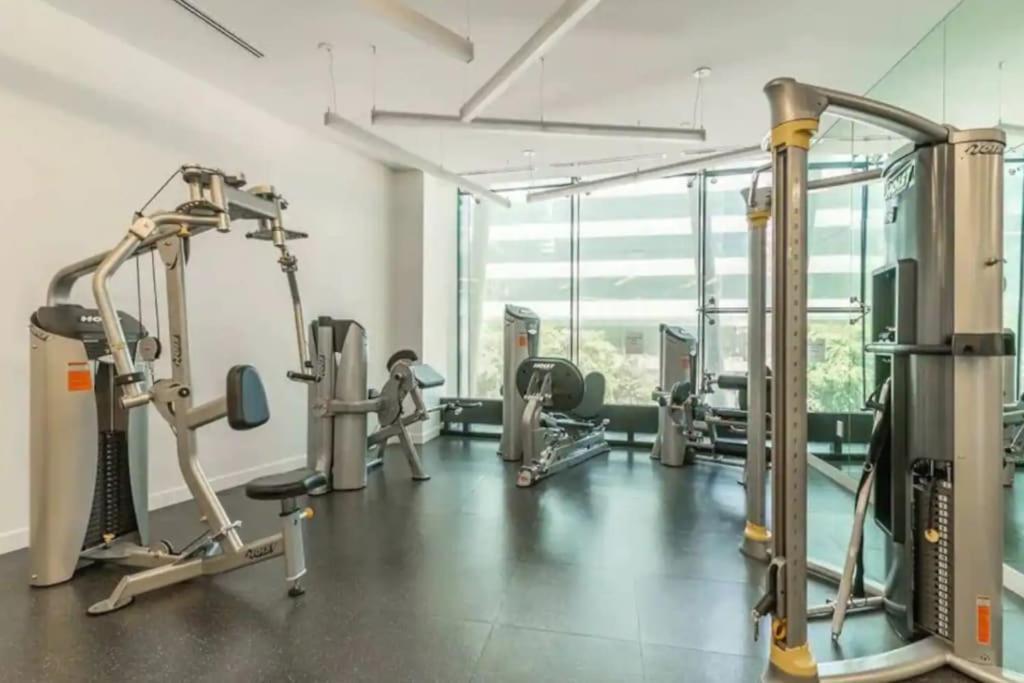 Apartment Entire 1 Bedroom + Den Downtown