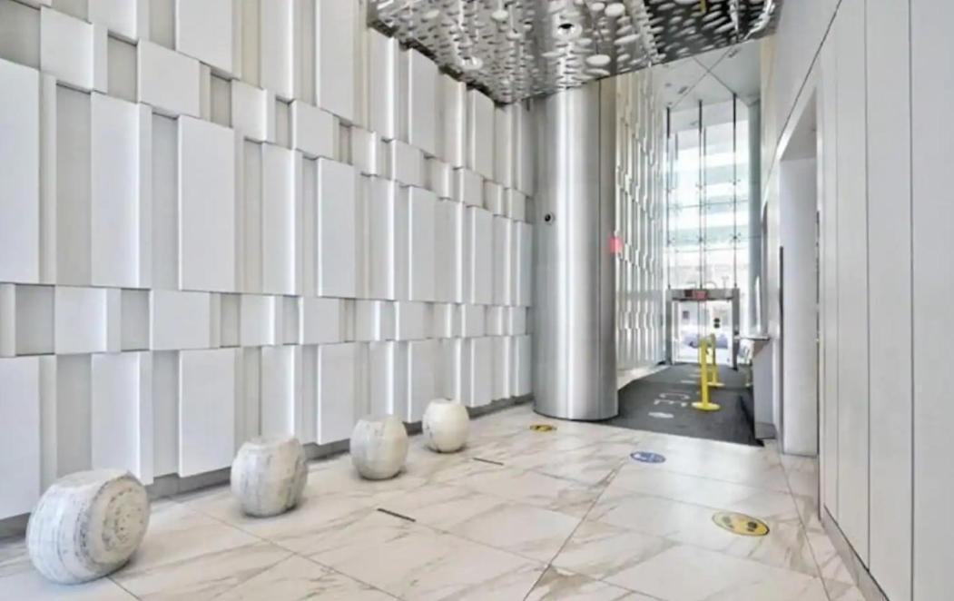 Apartment Entire 1 Bedroom + Den Downtown