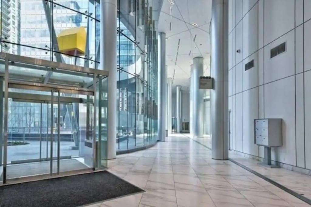 Entire 1 Bedroom + Den Downtown *