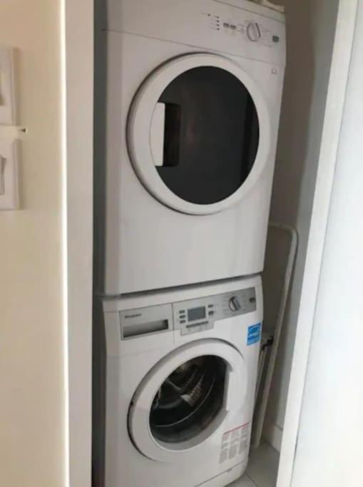 Apartment Entire 1 Bedroom + Den Downtown