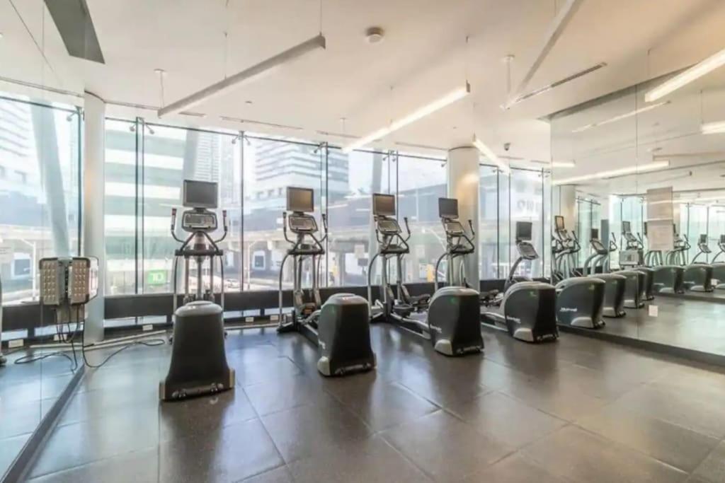 Apartment Entire 1 Bedroom + Den Downtown