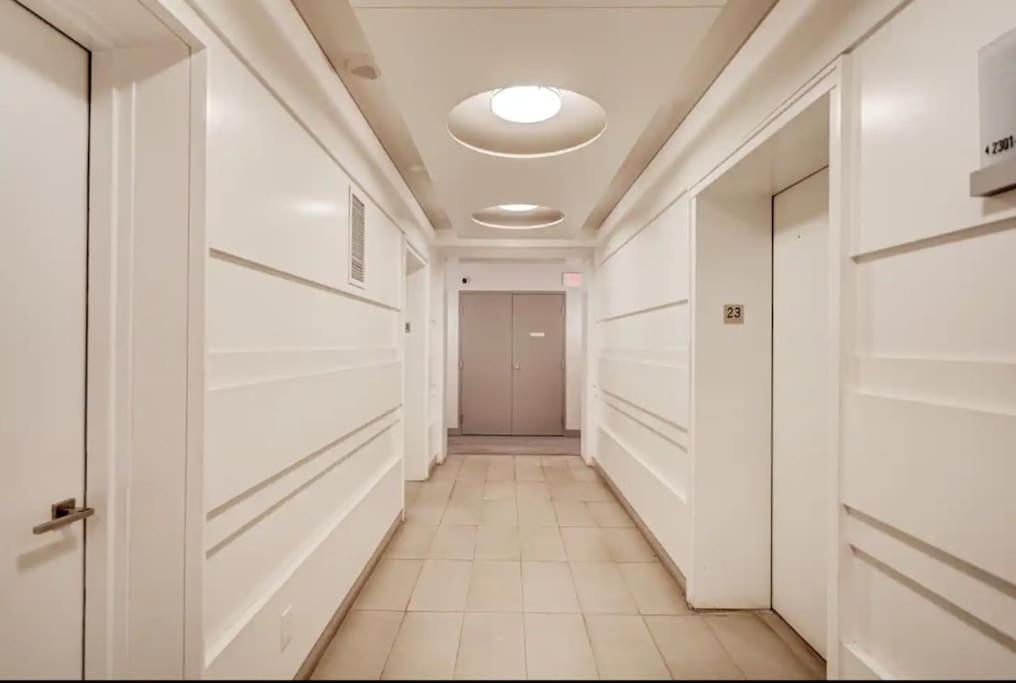 Entire 1 Bedroom + Den Downtown Apartment