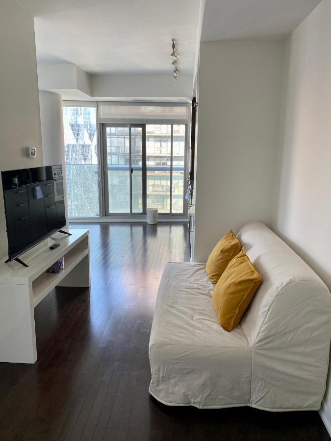 Entire 1 Bedroom + Den Downtown Apartment Toronto