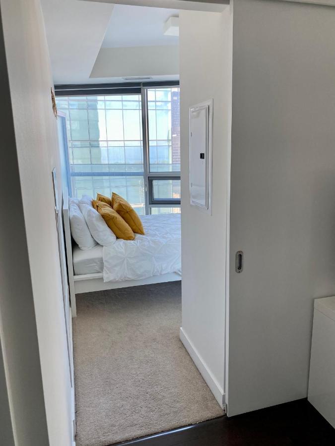 Entire 1 Bedroom + Den Downtown *