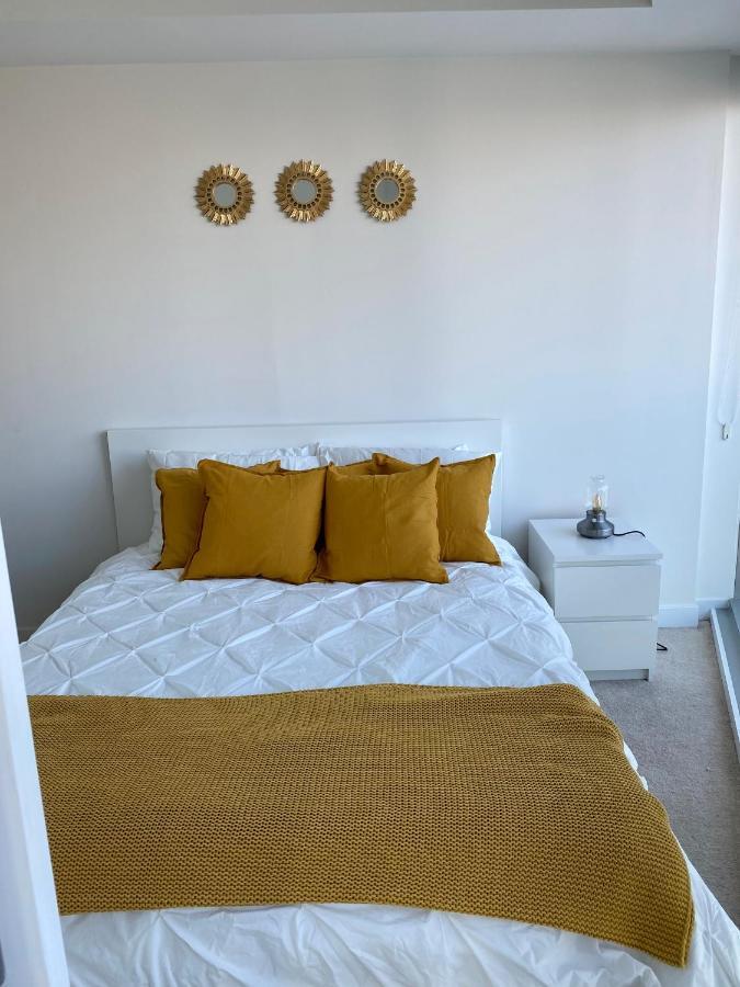 Entire 1 Bedroom + Den Downtown Apartment Toronto