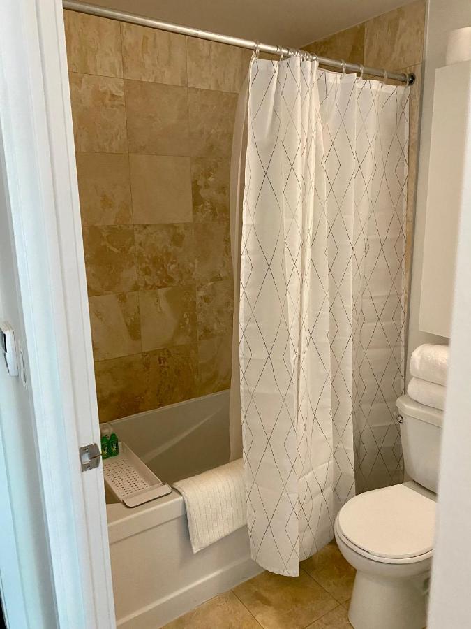 Entire 1 Bedroom + Den Downtown *