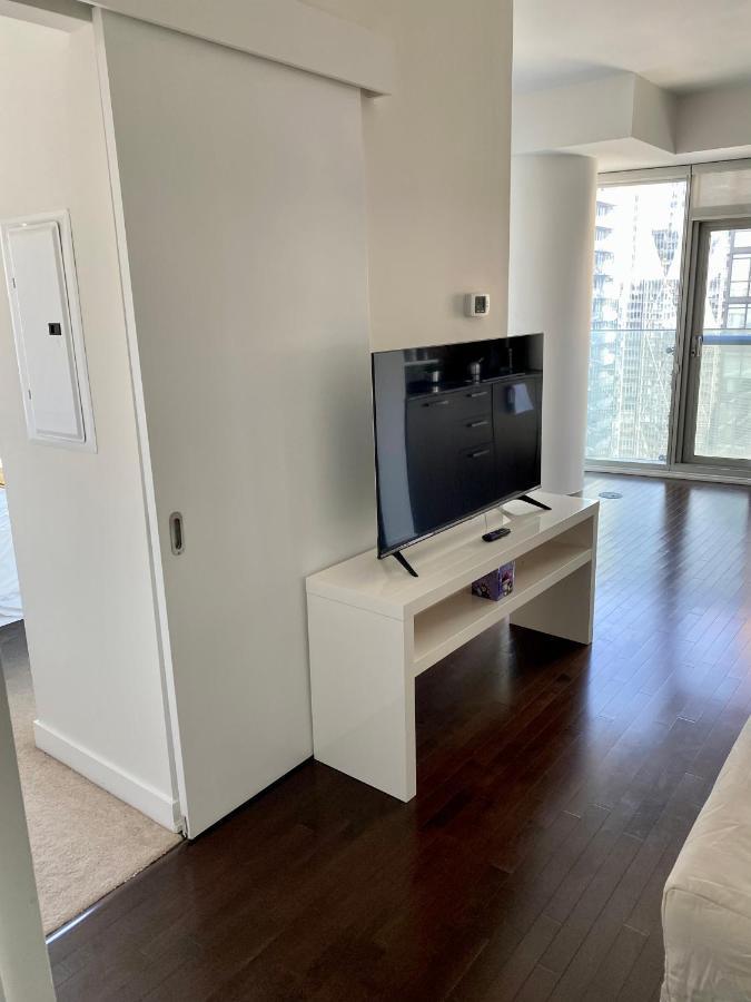 Entire 1 Bedroom + Den Downtown