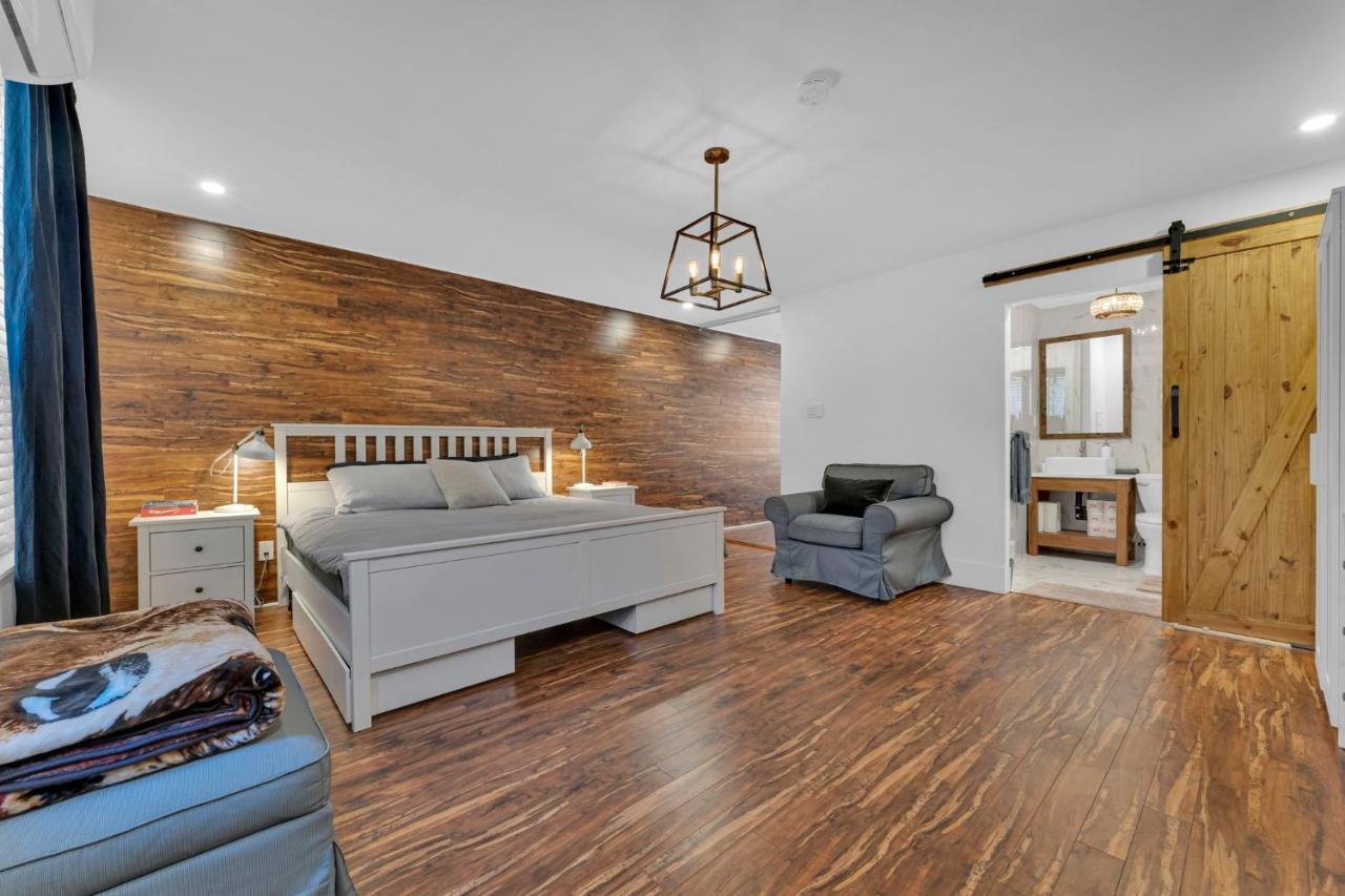 Apartment Amazing Fully Renovated On Queen St. Toronto