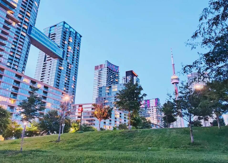 Modern By Cn Tower With Parking