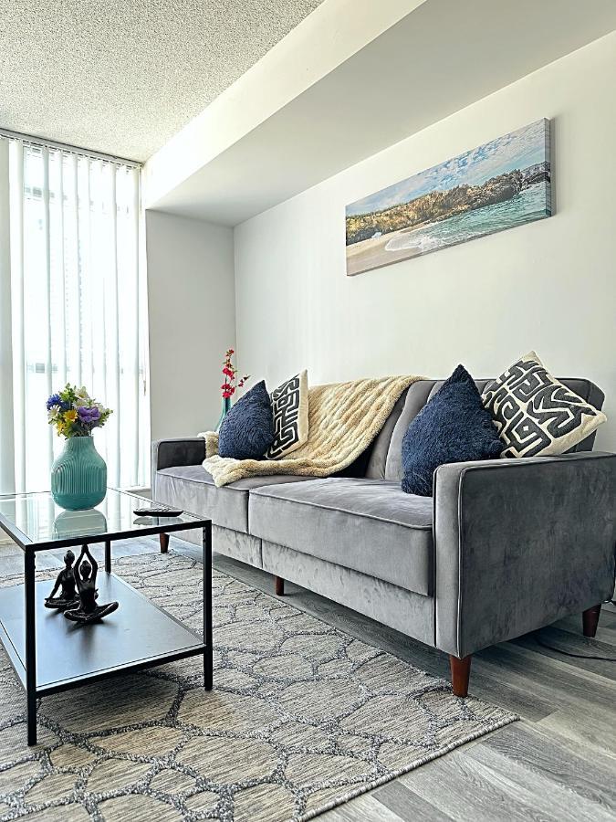 Modern By Cn Tower With Parking Apartment Toronto