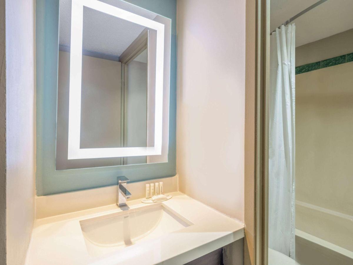 Super 8 By Wyndham East On Toronto