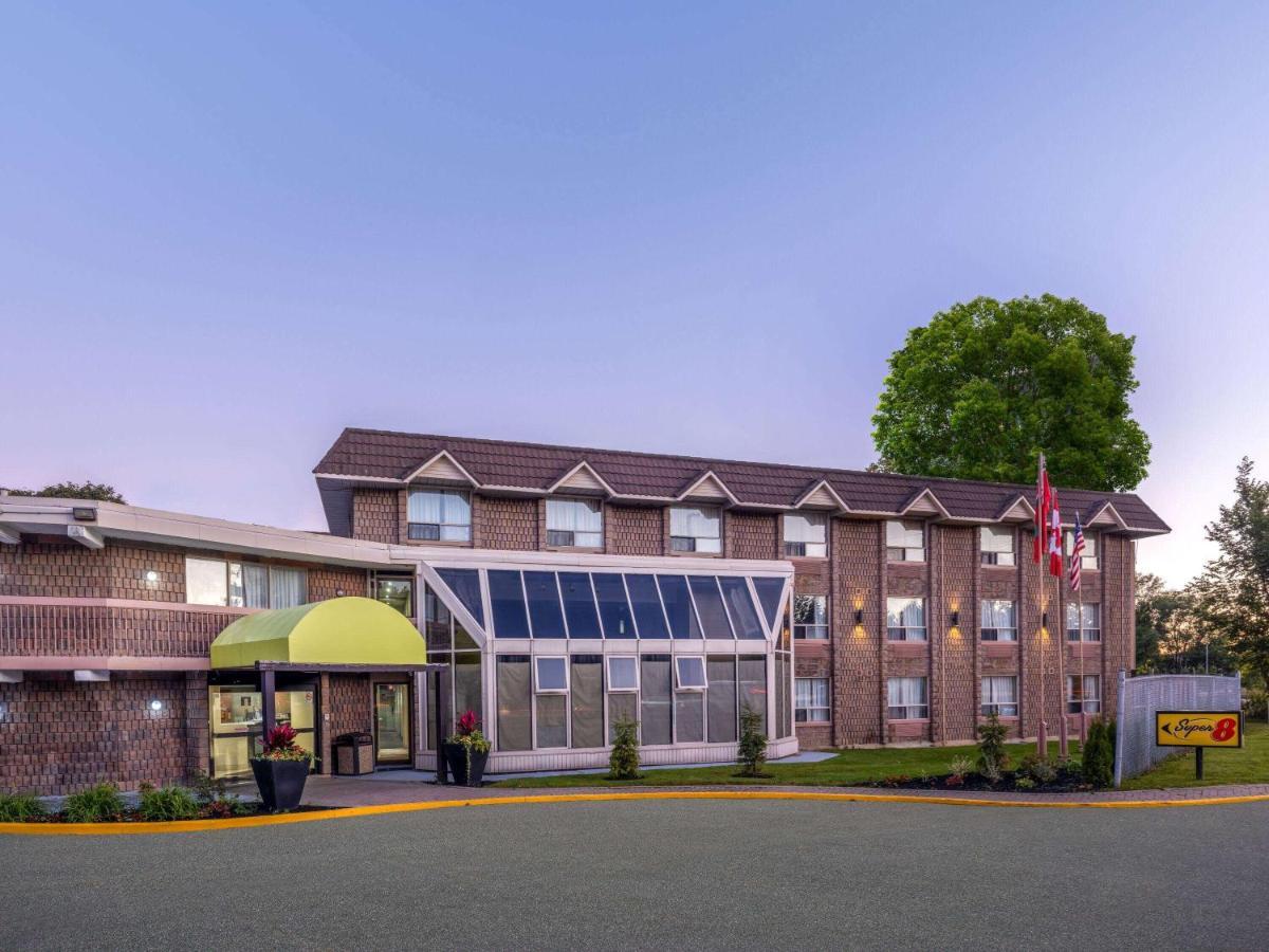 Super 8 By Wyndham East On