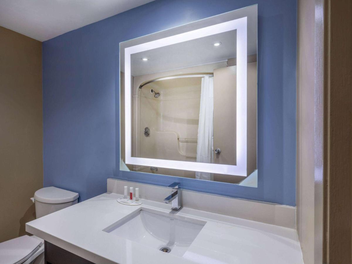 Hotel Super 8 By Wyndham East On