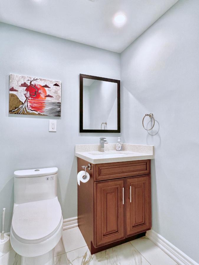 Newly Renovated Detached Near Finch Subway Station Homestay