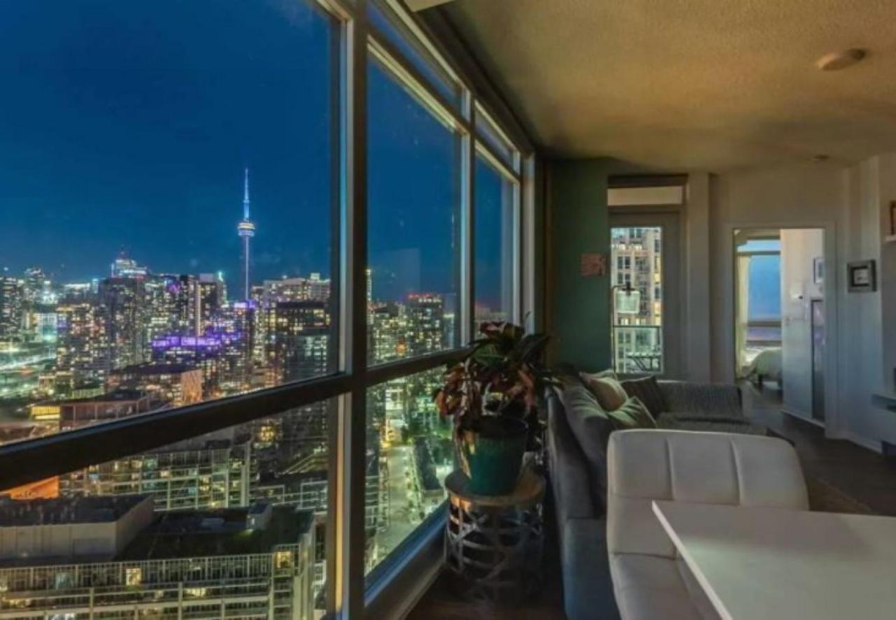 Executive Downtown With Skyline View Apartment