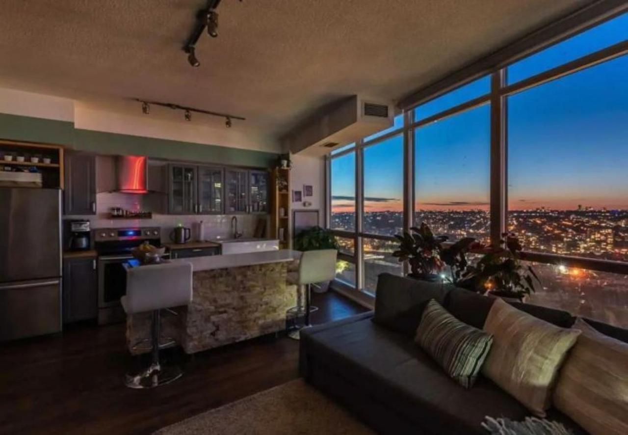 Executive Downtown With Skyline View *