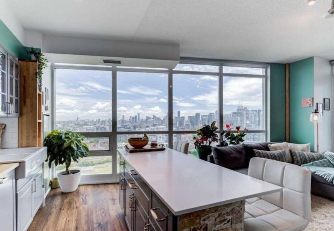 Executive Downtown With Skyline View Apartment