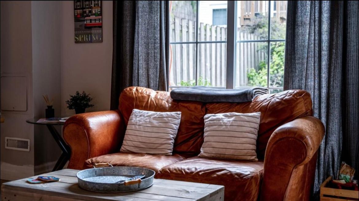 Guest house Downtown Studio In Leslieville With Hot Tub *