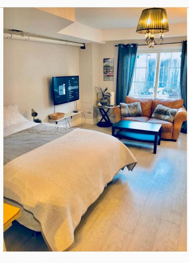 Guest house Downtown Studio In Leslieville With Hot Tub