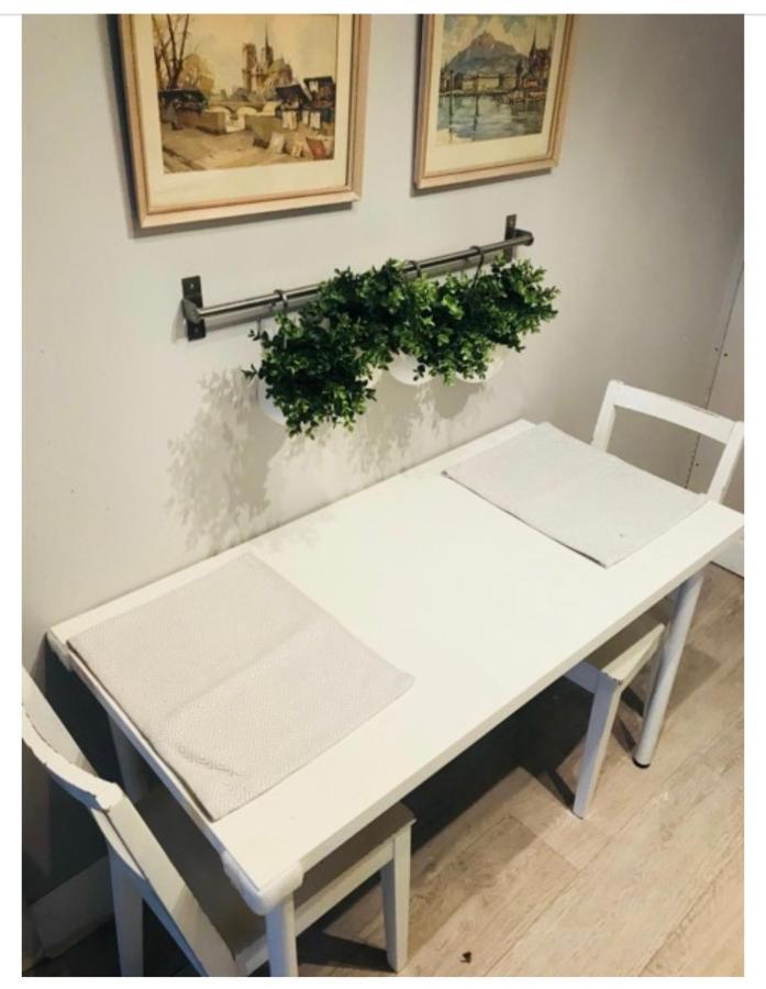 Guest house Downtown Studio In Leslieville With Hot Tub Toronto