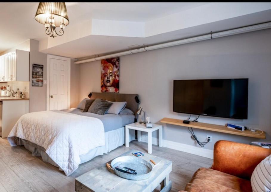 Guest house Downtown Studio In Leslieville With Hot Tub *