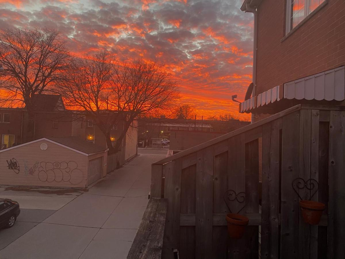 Downtown Studio In Leslieville With Hot Tub Guest house Toronto