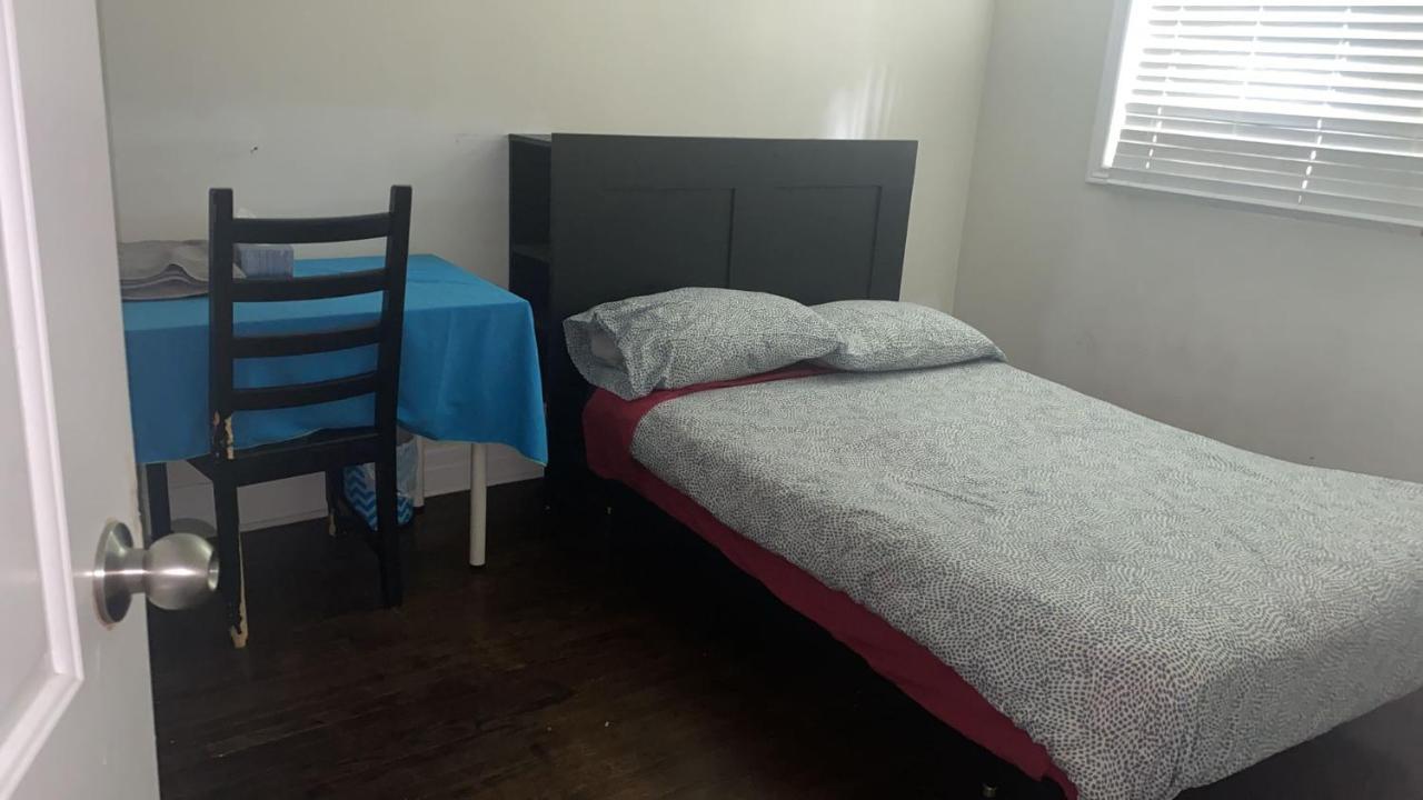 Guest house Private 5 Min Finch West Subway - York