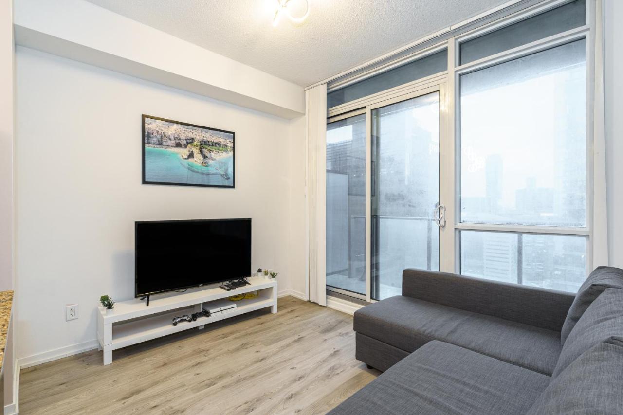 Spectacular 2bdrm In Maple Leaf Sq Apartment *